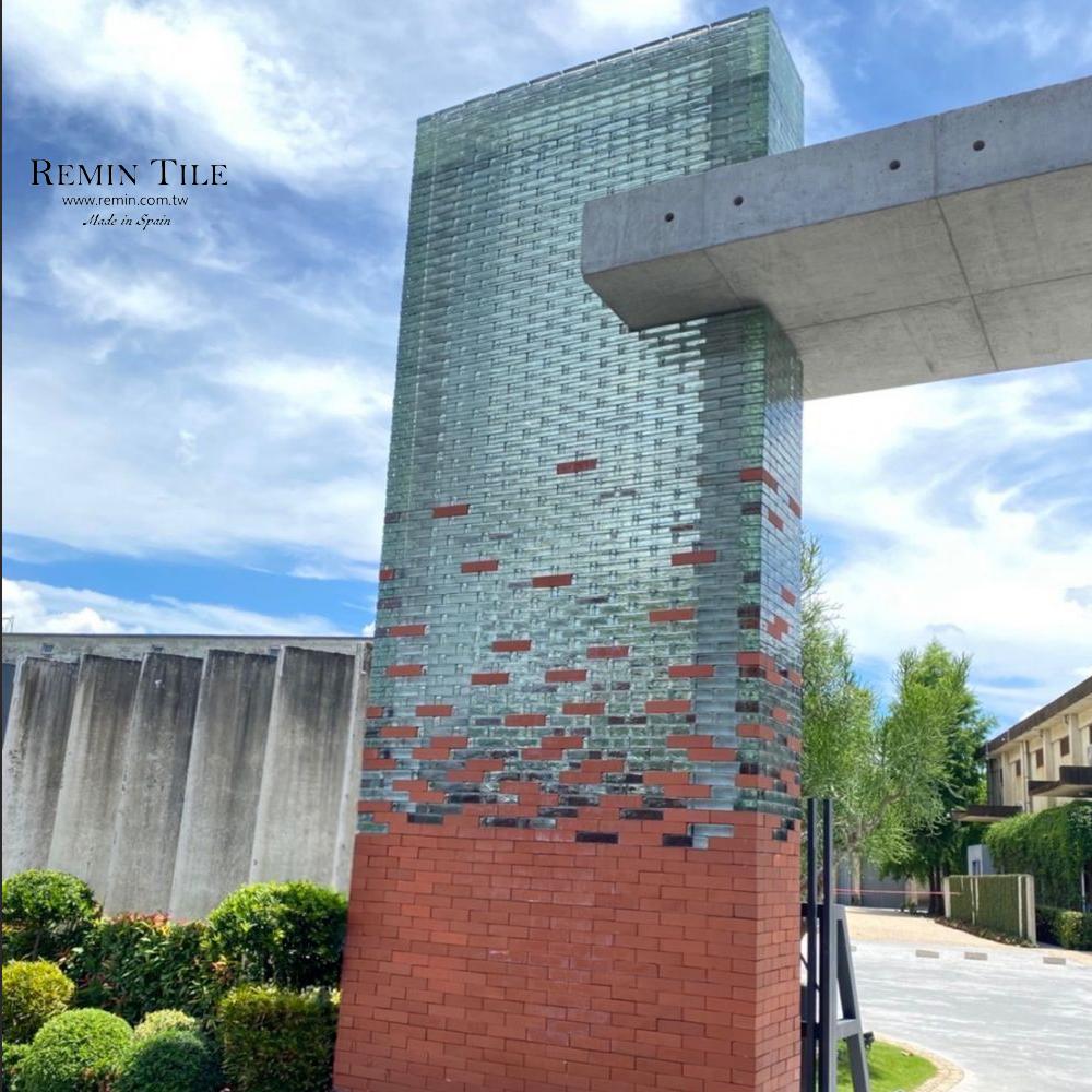 實心玻璃磚晶晶應用於學校大門柱面設計