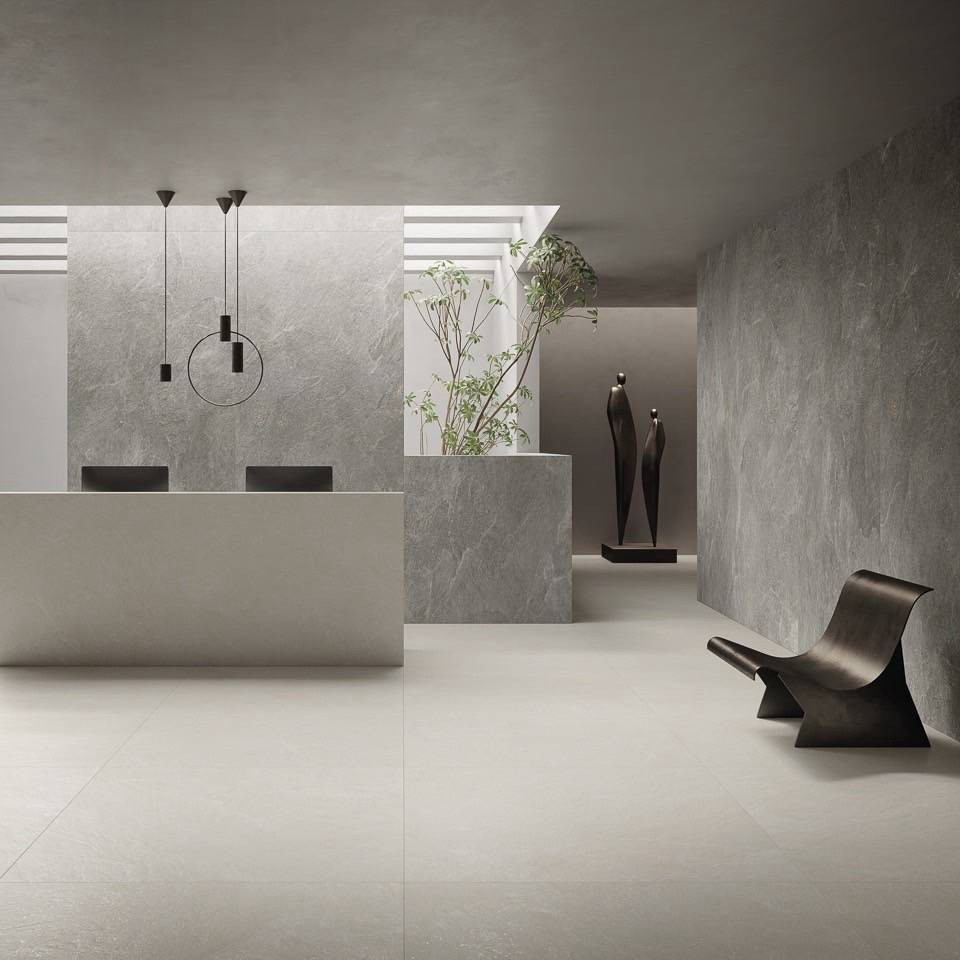 板岩大板磚月光石應用於商業空間牆面設計，石紋質感柔和自然