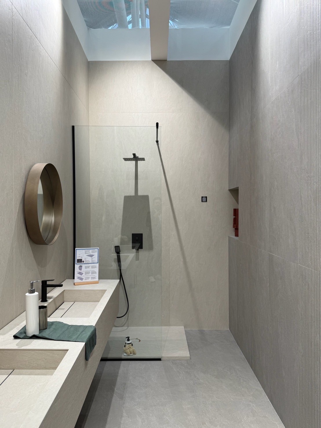 立體板岩大板磚黛石應用於浴室牆面地面設計