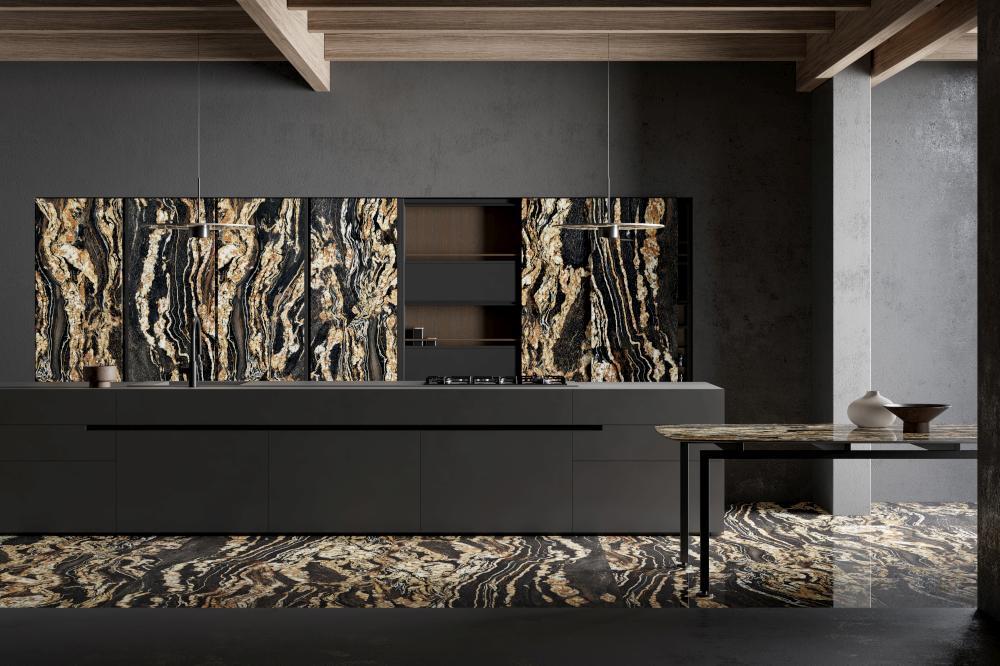 石紋薄大板-黑金鋪設於寬敞客廳，展示現代設計與高端美學