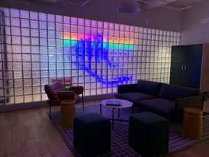空心玻璃磚小方格應用於視聽室隔間牆設計