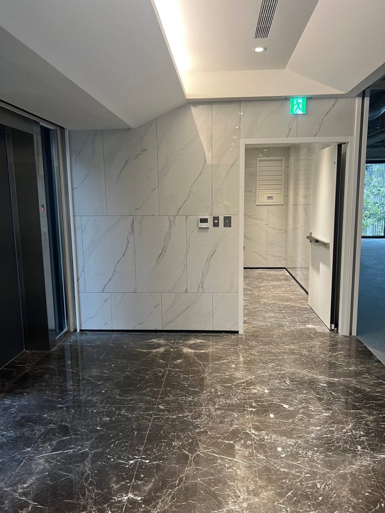 梯廳地磚 壁磚 大理石紋磚 白色 黑色 60*120