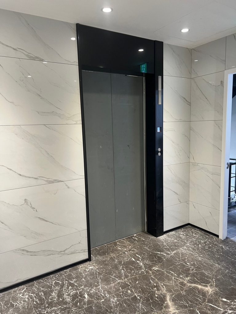 梯廳地磚 壁磚 大理石紋磚 白色 黑色 60*120