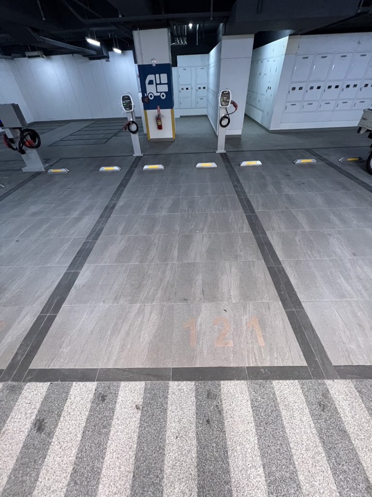 地下室停車場迎車位磚編號 承重車道磚 防滑車道磚 止滑車道磚 灰色 磁磚加工 車位編號