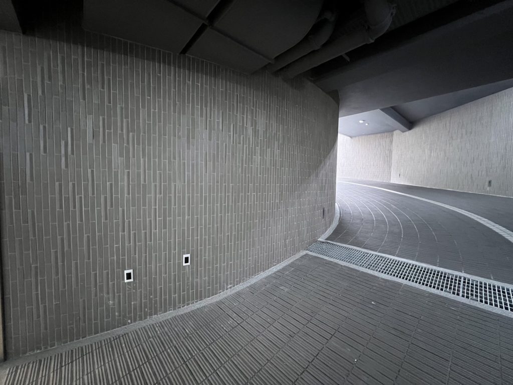 地下室停車場坡道磚 四紋車道磚 止滑車道磚 灰色 雙向車道 車道壁磚