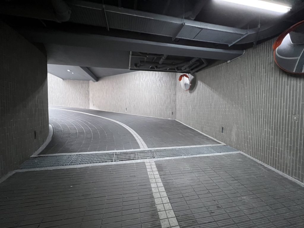 地下室停車場坡道磚 四紋車道磚 止滑車道磚 灰色 雙向車道 車道壁磚