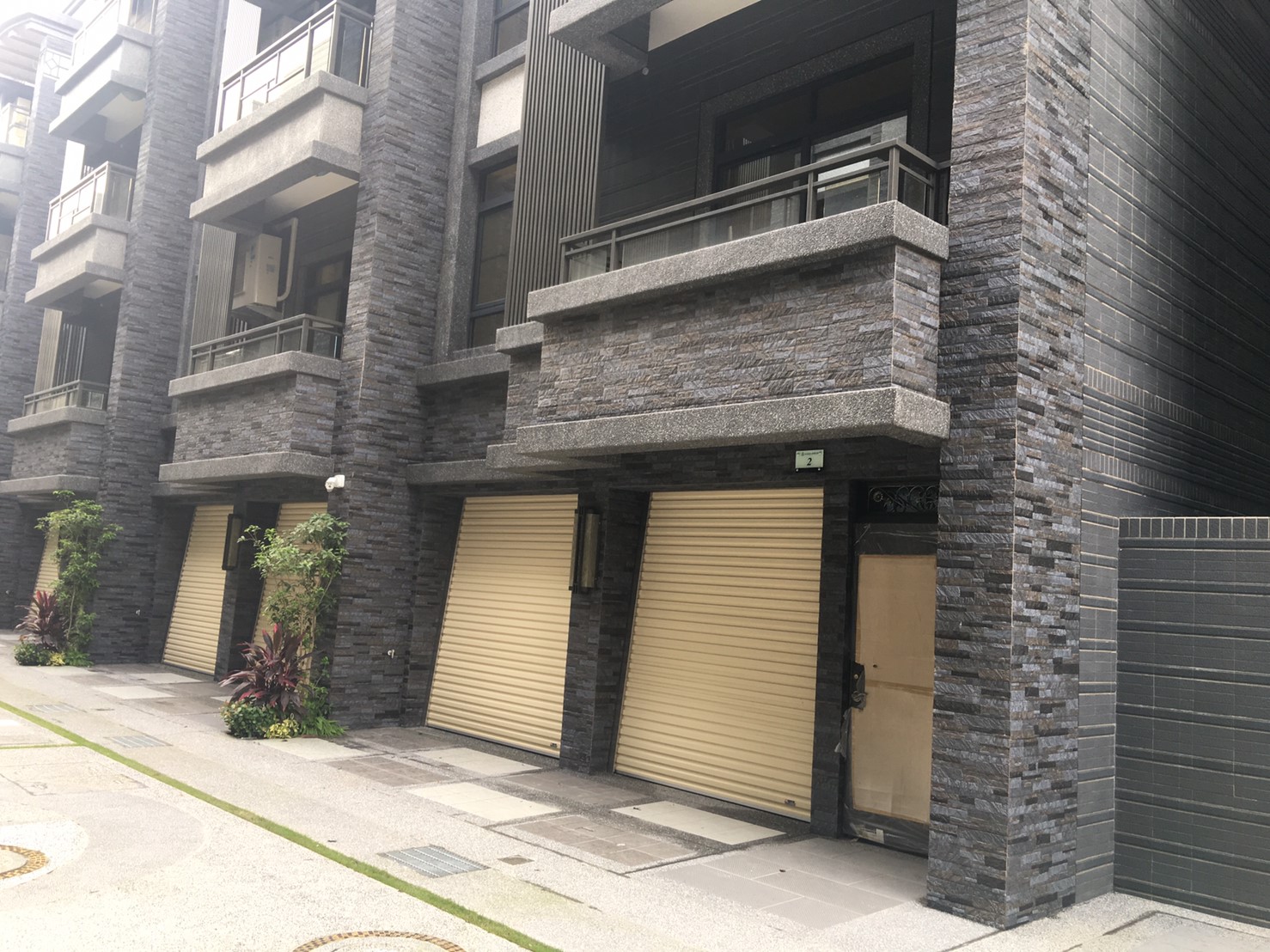 仿文化石磚 米哈石 10*50 深灰色 外牆磚 造景牆